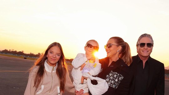Roberto Justus exalta mulher e filhas em foto na web: "Minhas princesas"