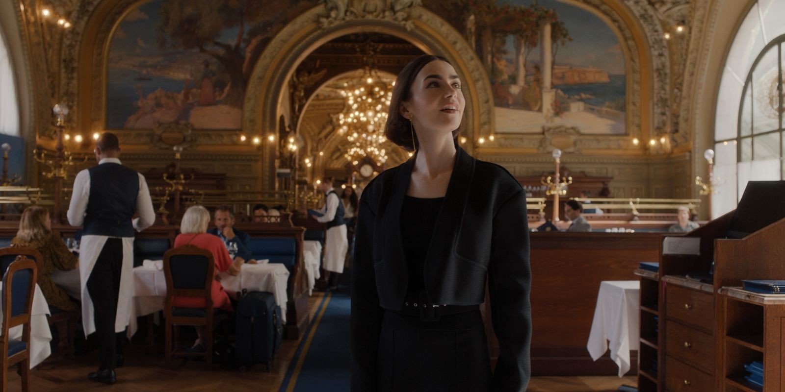 De Paris a Roma: Lily Collins revela os segredos por trás da evolução ...