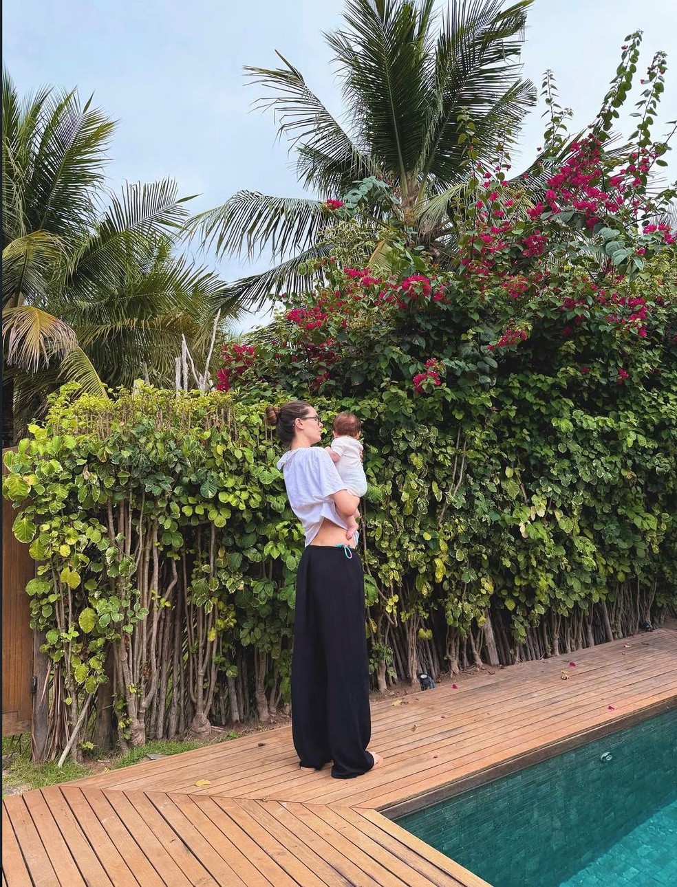 Camila Queiroz e a filha — Foto: Reprodução/Instagram