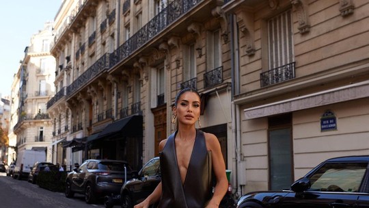 Camila Coelho aposta em look edgy para Semana de Moda de Paris