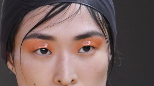 Latex eyes: conheça a maquiagem que é tendência no TikTok e nas passarelas