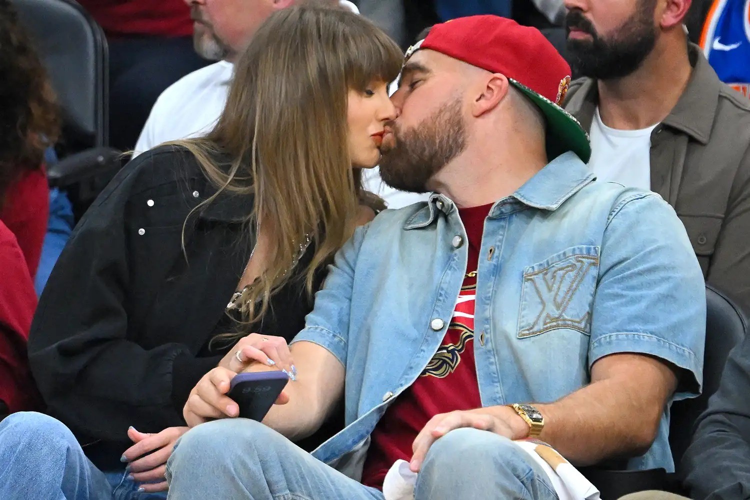 Taylor Swift reage após Travis Kelce beber cerveja de uma vez em jogo da NBA