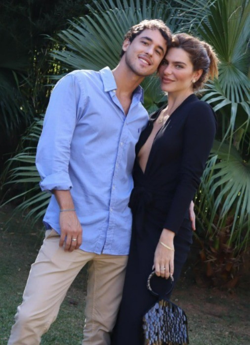 Mariana Goldfarb posa com o namorado no casamento da irmã