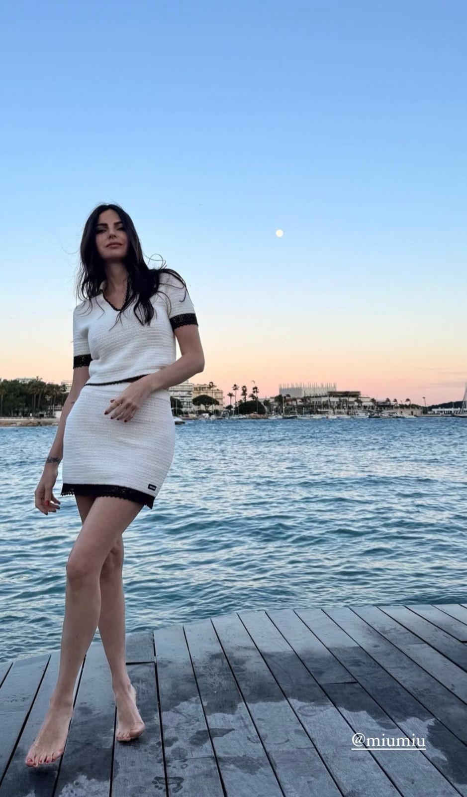 Kelly Piquet esbanja beleza com look grifado em Mônaco