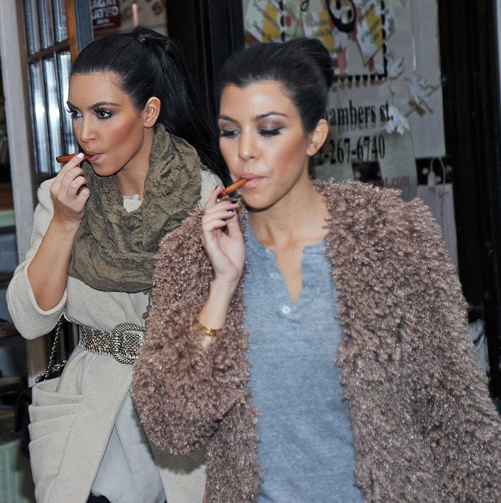 Kim Kardashian e sua irmã Kourtney em Manhattan (2010) — Foto: Getty Images