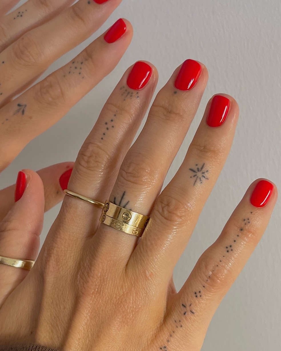 Unhas vermelho-tomate — Foto: Reprodução/Instagram @meganmargotevans