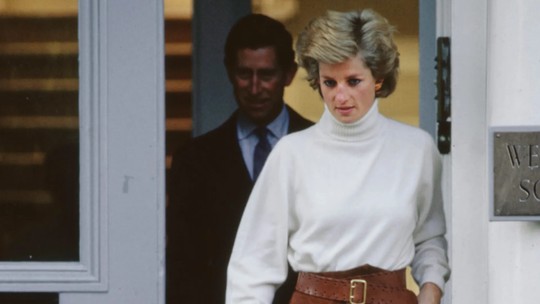 A saia de camurça marrom usada pela princesa Diana nos anos 80 está de volta