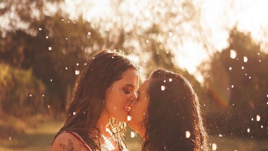 Marcela McGowan e Luiza Martins posam em clima de romance na chuva: "Minha noiva"