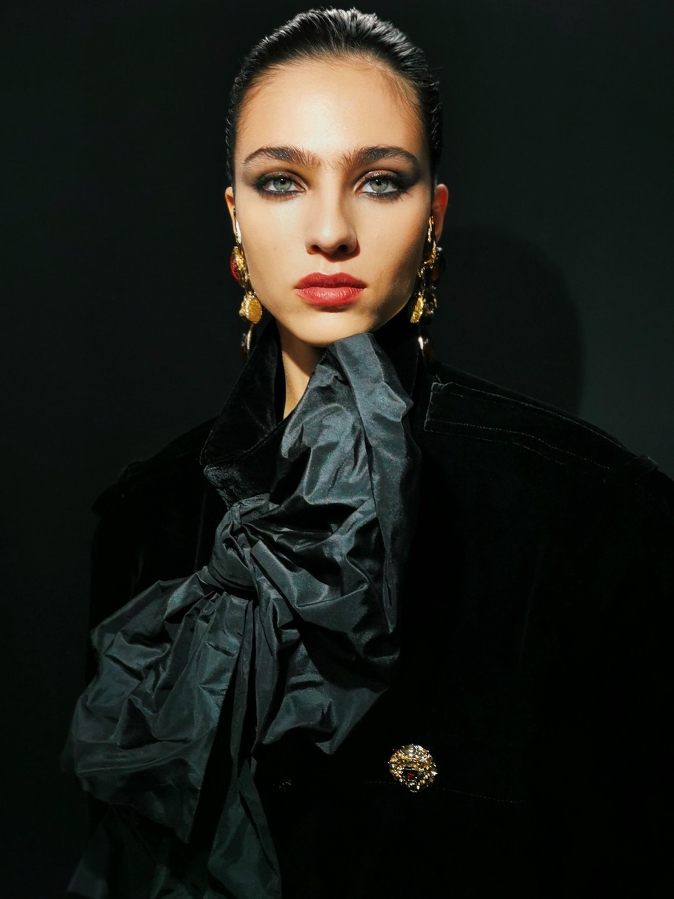 Olhos esfumados de Yves Saint Laurent no desfile da semana de moda de Paris — Foto: Reprodução/Instagram