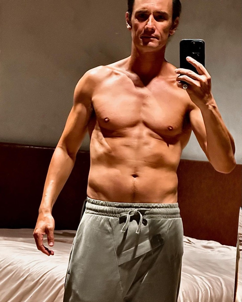 Rodrigo Santoro exibe bastidores de "Bom Dia, Verônica" Celebridades