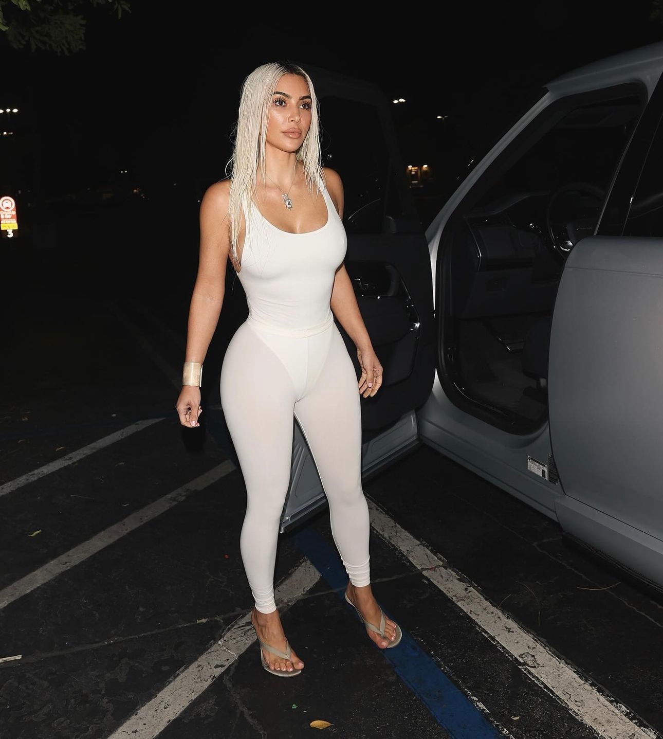 Kim Kardashian rouba a cena com look all white