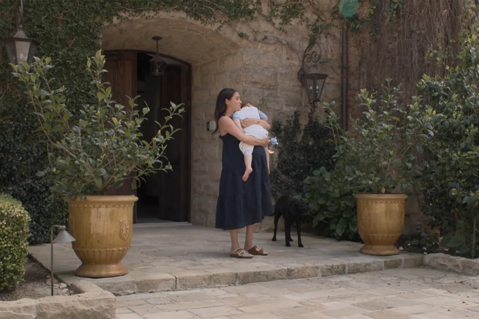 Meghan Markle segurando o Príncipe Archie em frente à sua casa em Montecito — Foto: Netflix