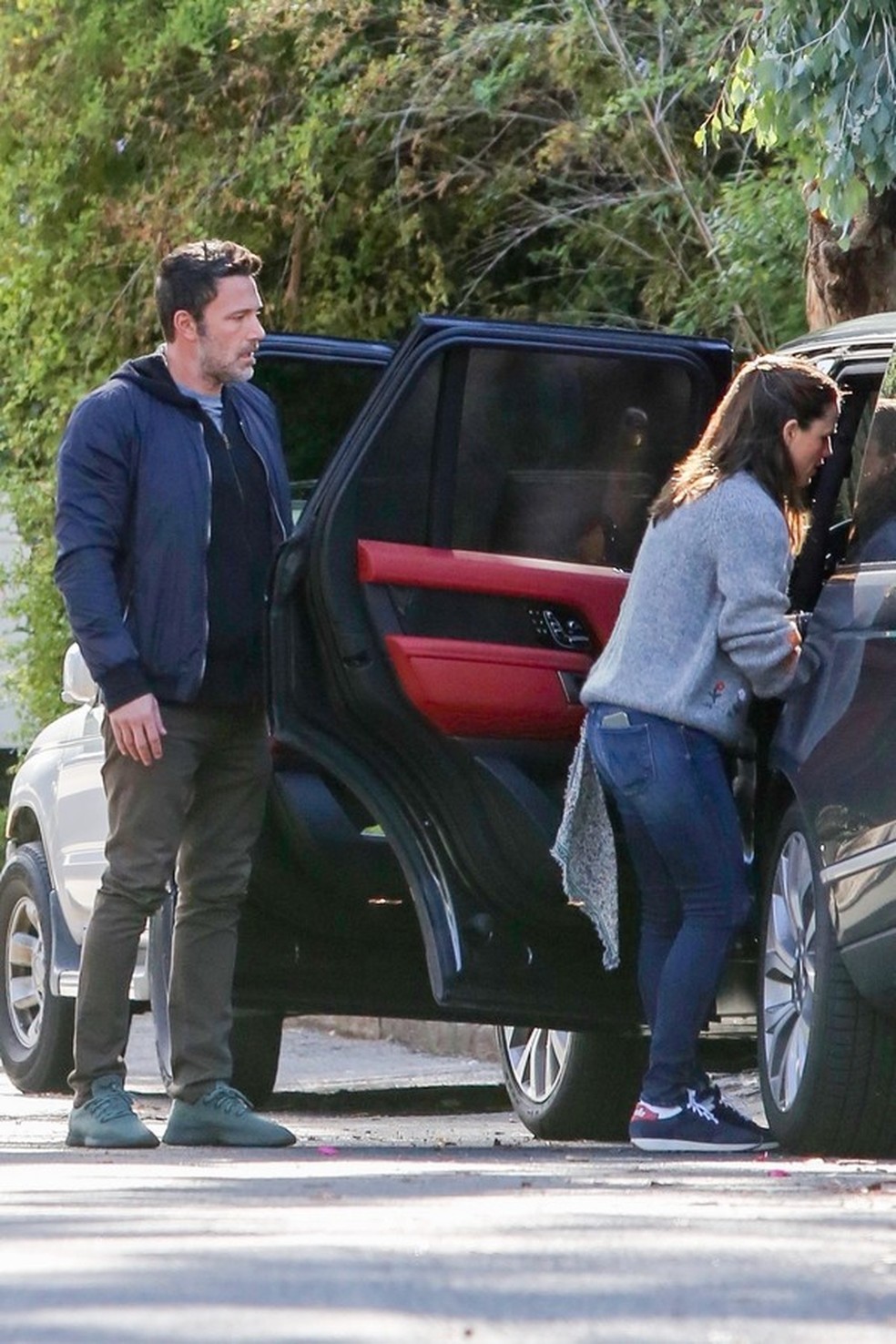 Brentwood, CA - *EXCLUSIVE* Ex's Ben Affleck and Jennifer Garner have a tense conversation outside her house. The former husband and wife drove away on Ben's Range Rover with Jen on the driver's seat while unhappy Ben hopped in on the passenger's seat. (Foto: BENS / BACKGRID) — Foto: Vogue