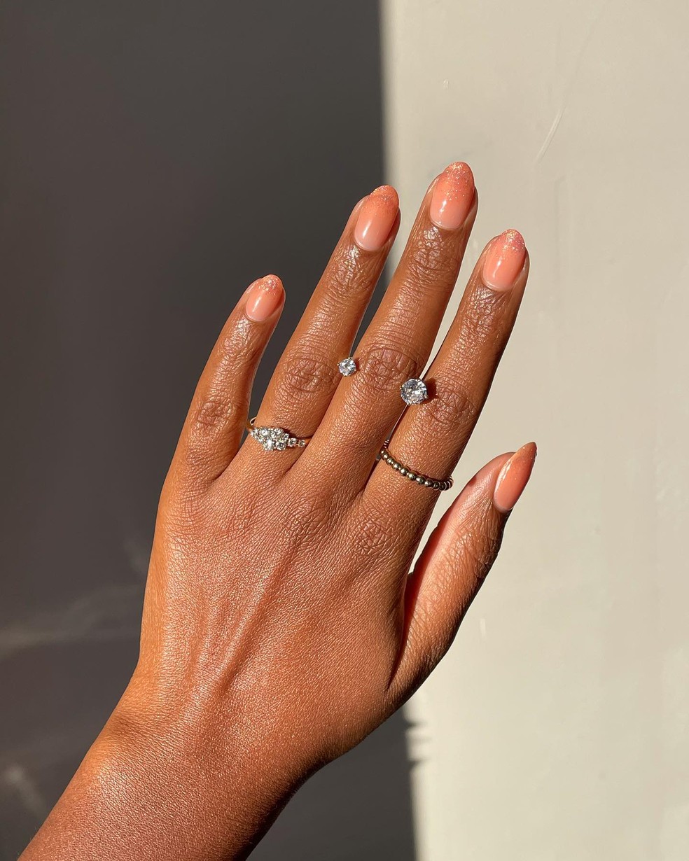 Nail art com a cor do ano de 2024 da Pantone: Peach Fuzz — Foto: @melanated.mani