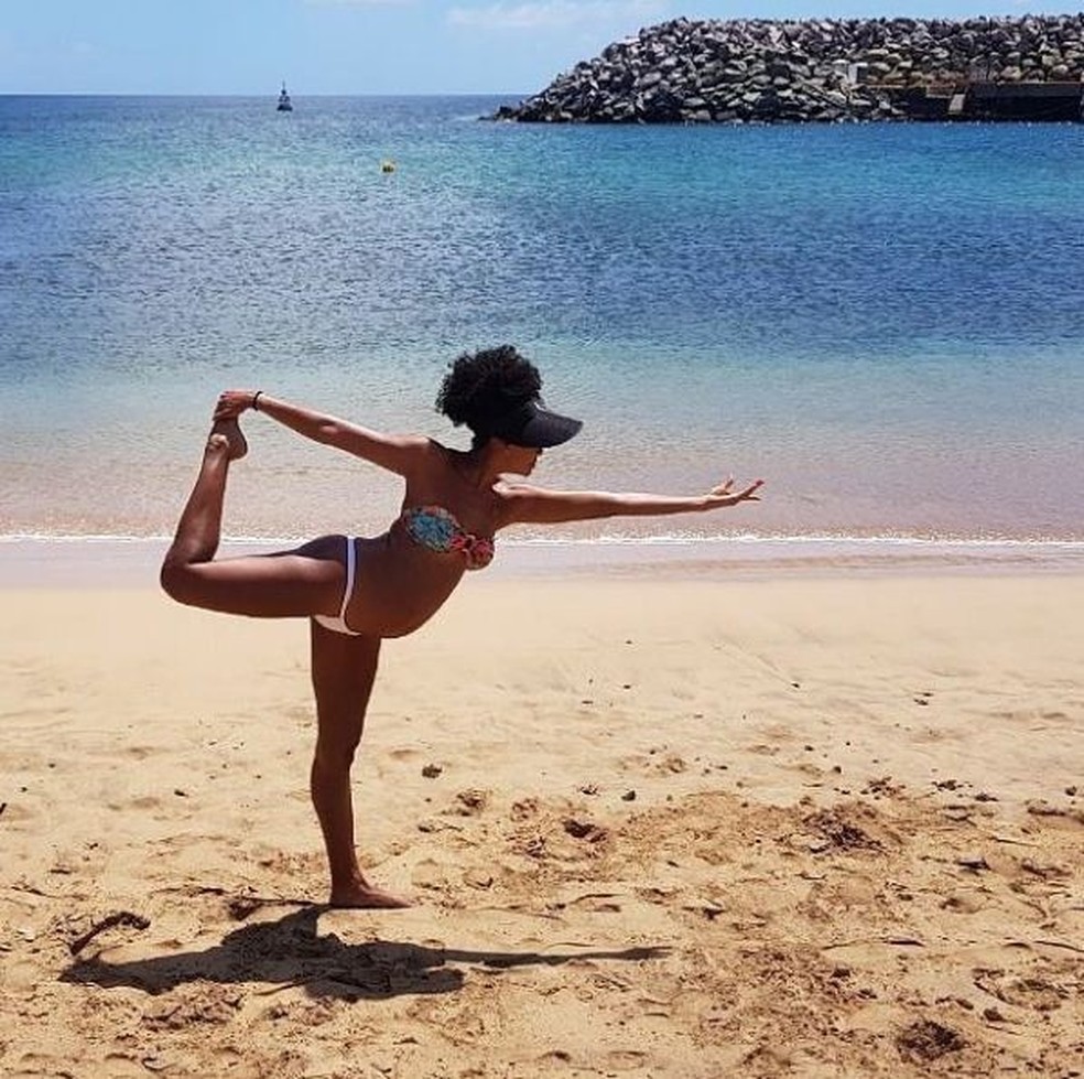 Sheron Menezzes pratica yoga na praia e é elogiada
