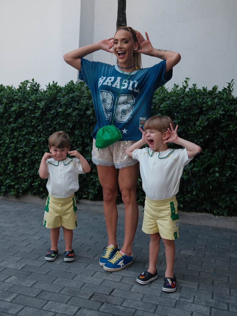 Ana Lídia Guimarães com os filhos, Matteo e Pietro — Foto: Reprodução/Instagram