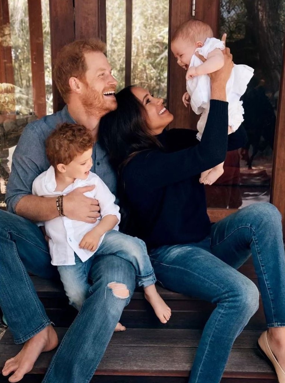 Meghan Markle e príncipe Harry com os filhos Archie e Lilibet no cartão de Natal (Foto: Reprodução) — Foto: Vogue