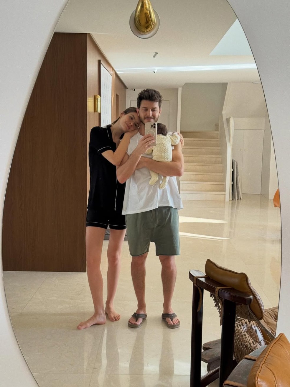 Camila Queiroz se derrete em novo registro com a filha — Foto: Reprodução/Instagram