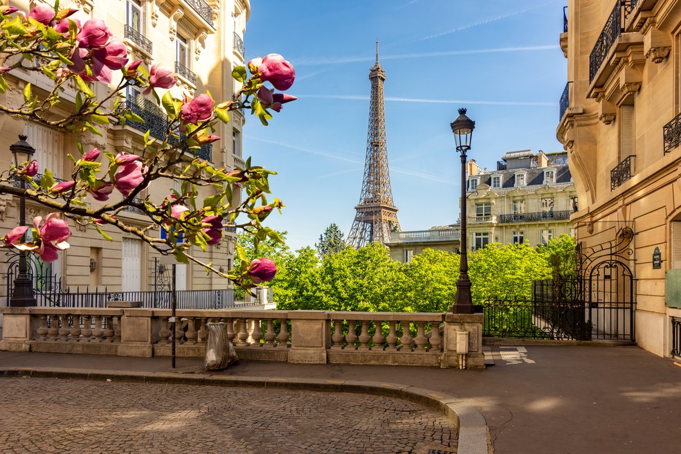Em Paris, o museu pode esperar, mas o café da esquina não: a cidade inteira parece desenhada para sentar e observar — Foto: Getty Images