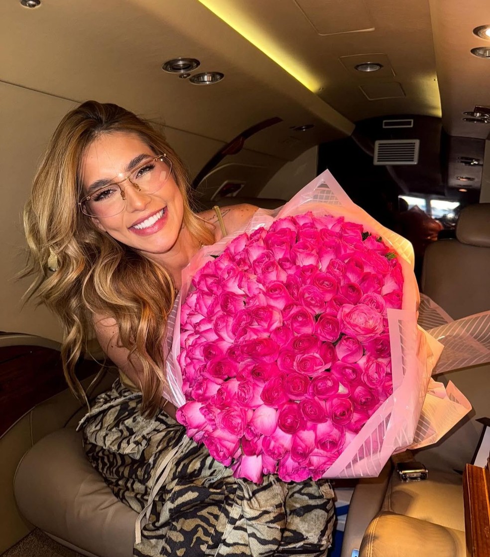 Virginia ganha flores de Zé Felipe — Foto: Reprodução/Instagram