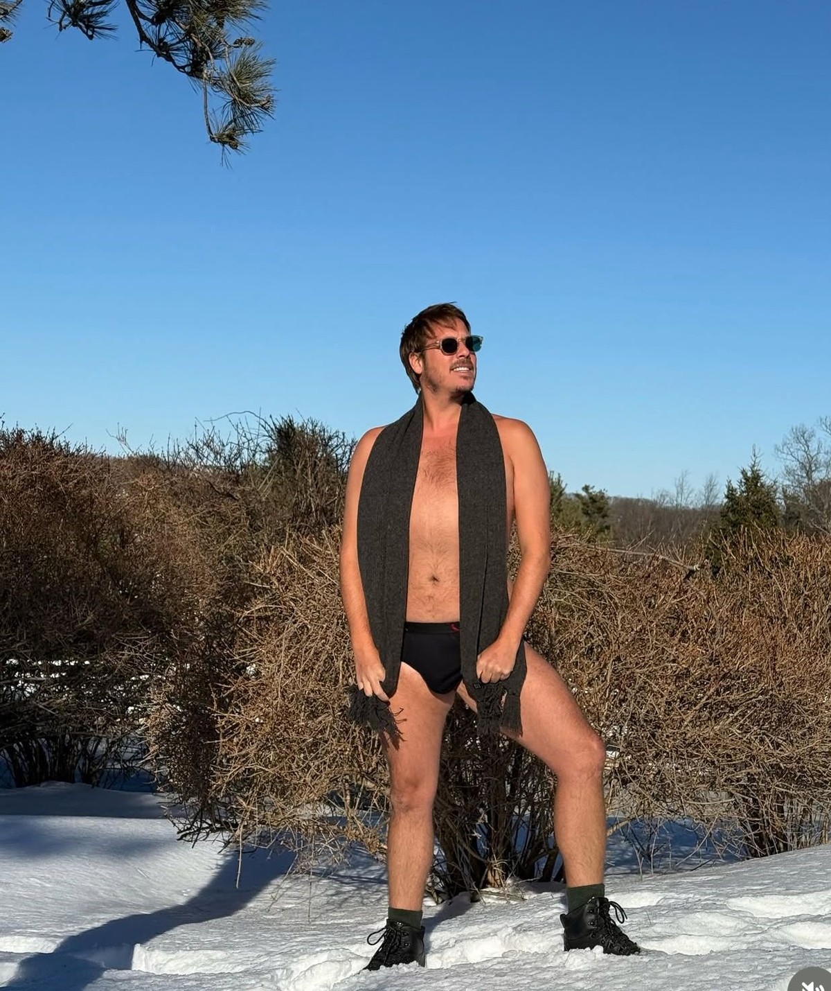 Fábio Porchat Aquece o Inverno: Apresentador Posa de Sunga na Neve!