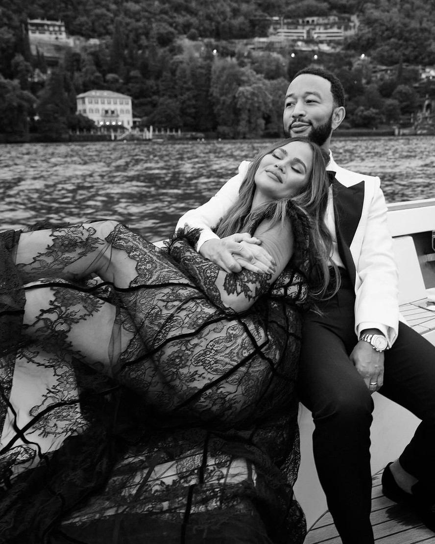 John Legend parabeniza esposa Chrissy Teigen e se declara: "Feliz que