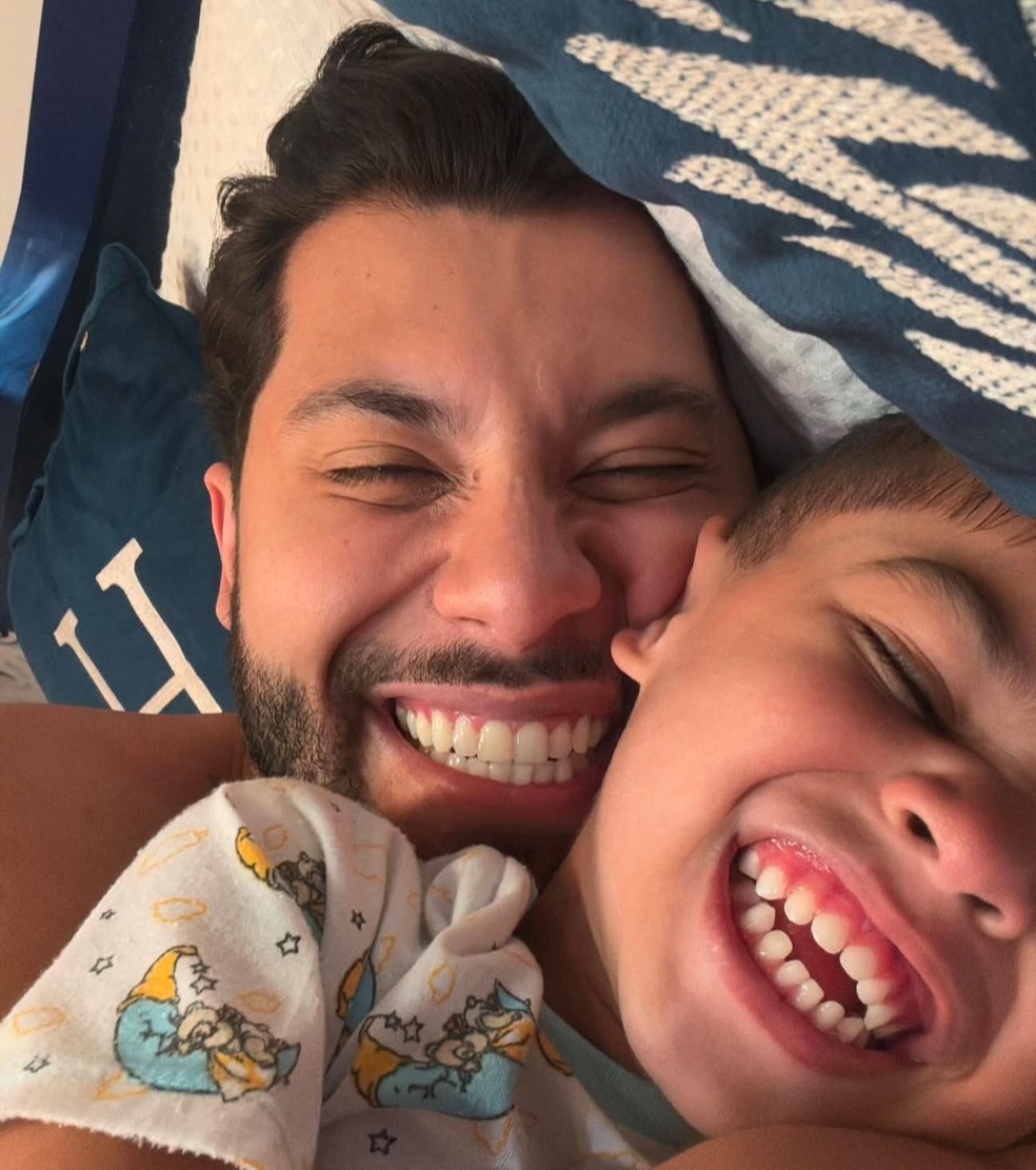 Murilo Huff posa com o filho, Léo — Foto: Reprodução/Instagram