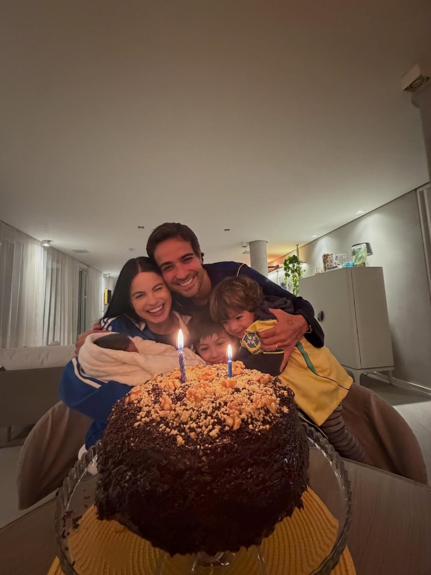 Sthefany Brito celebra aniversário em família: 'entre mamadas e choros'