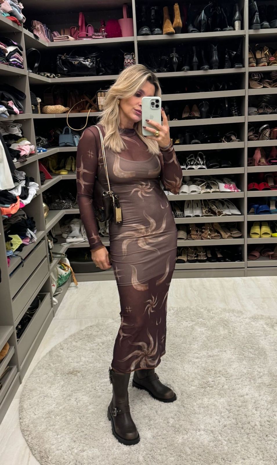Flávia Alessandra posa em enorme closet luxuoso