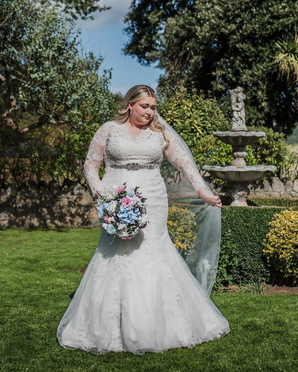 Kayley Stead, 27, não deixou que a falta de um noivo a impedisse de fazer sua grande entrada em seu vestido de noiva — Foto: @neiljonesphotography