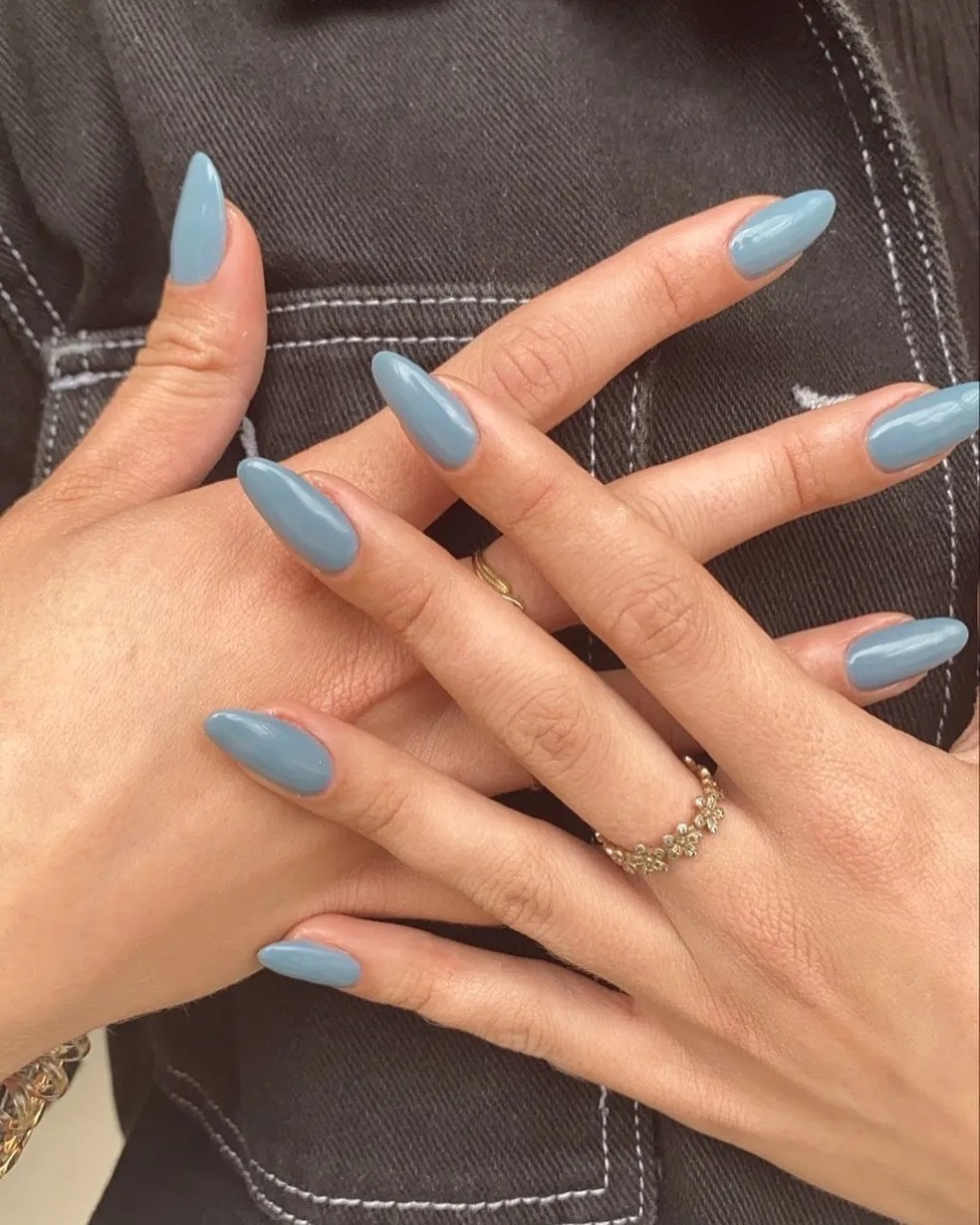 Cor azul neblina para as unhas neste outono 2026 — Foto: Instagram Reprodução @pivoine.ldn