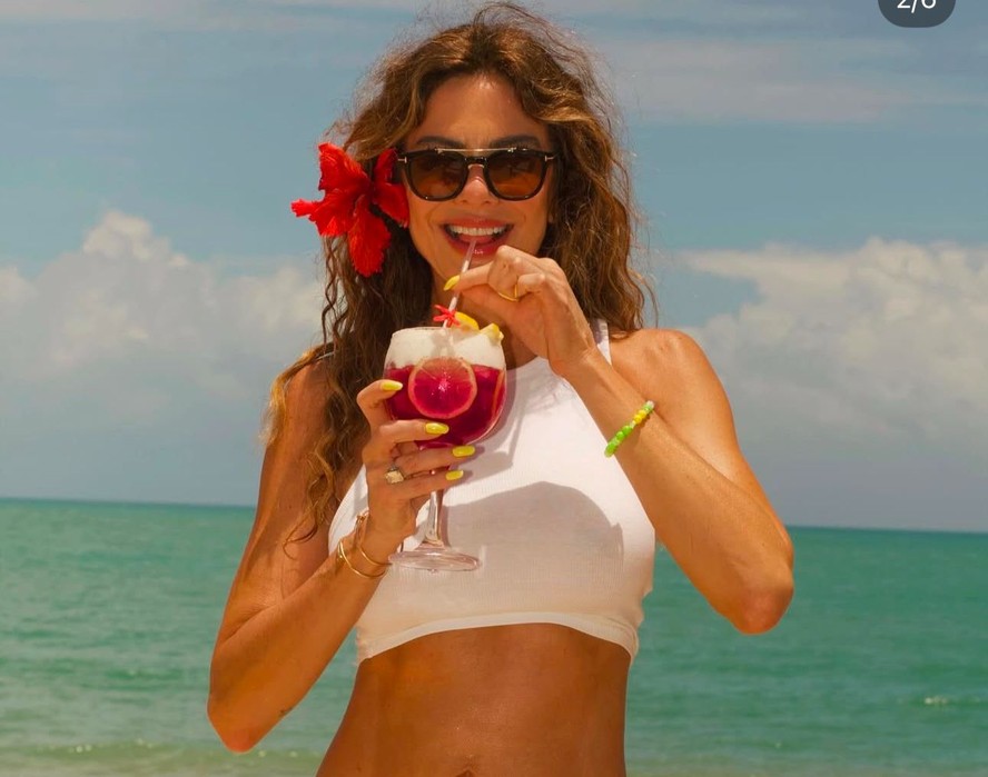 the paloma 平大路えみ　ビーニー Luciana Gimenez renova o bronze na Bahia com beachwear all white