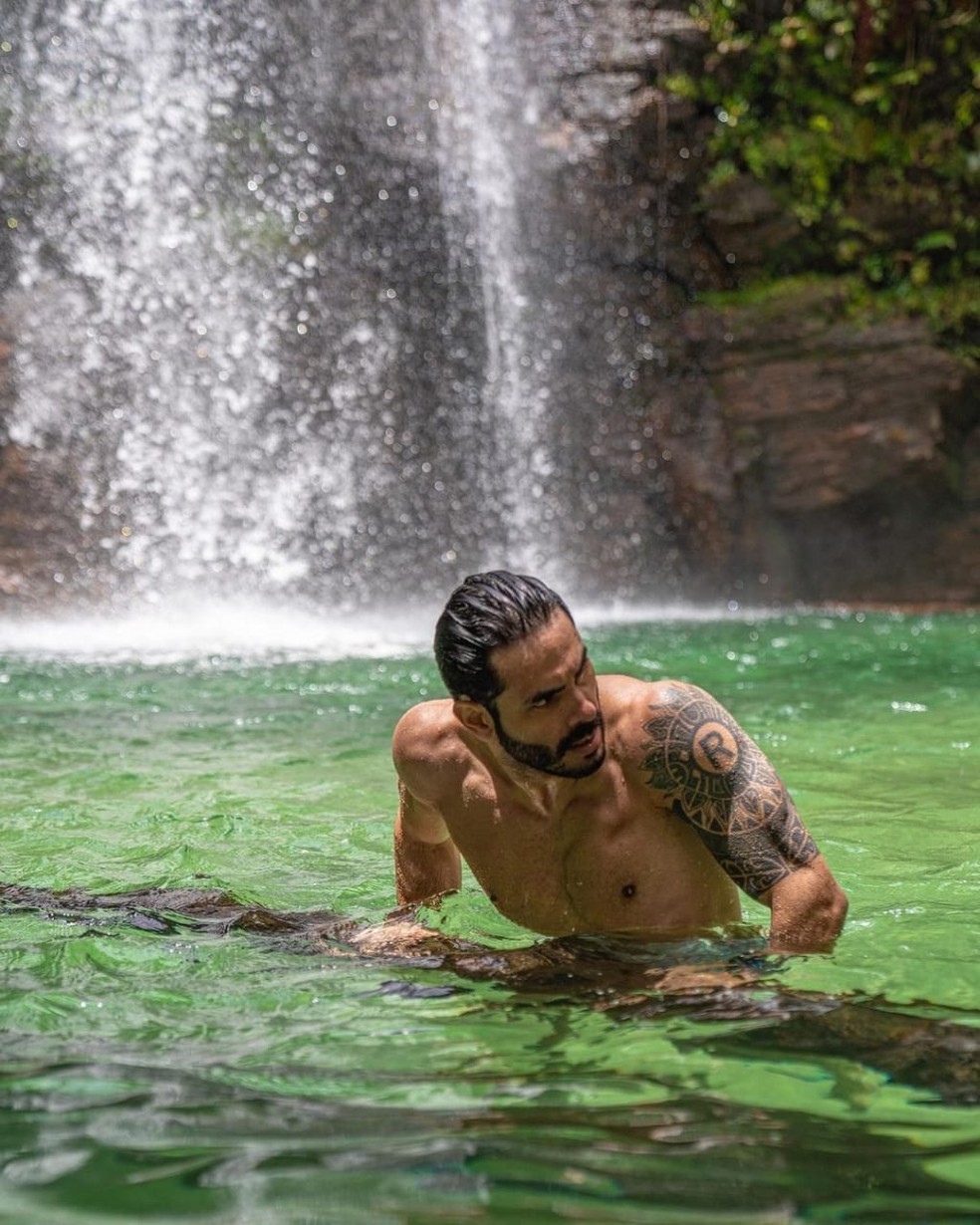 Sertanejo Rodolffo curte dia em cachoeira