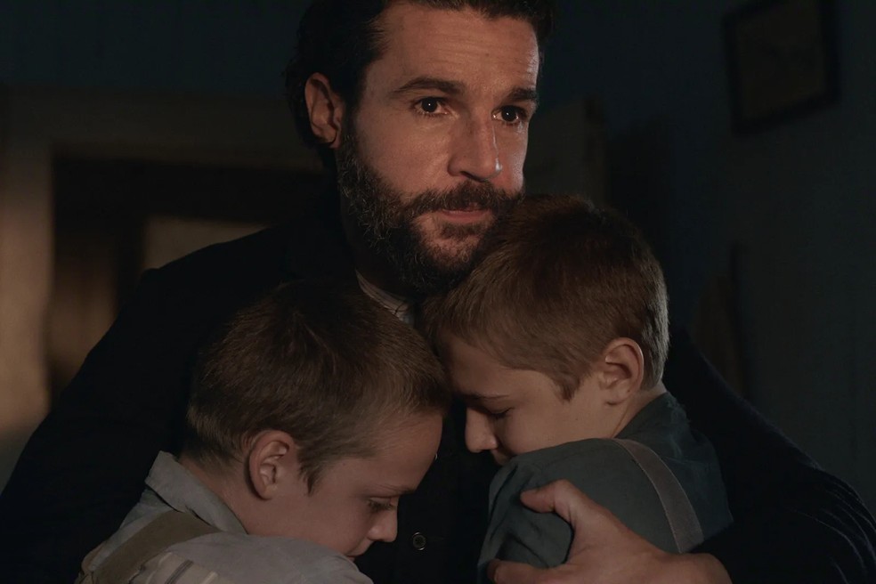 Adam com Jonah Wren Phillips como o jovem Aron e Bodhi Aisher como o jovem Cal. — Foto: Netflix