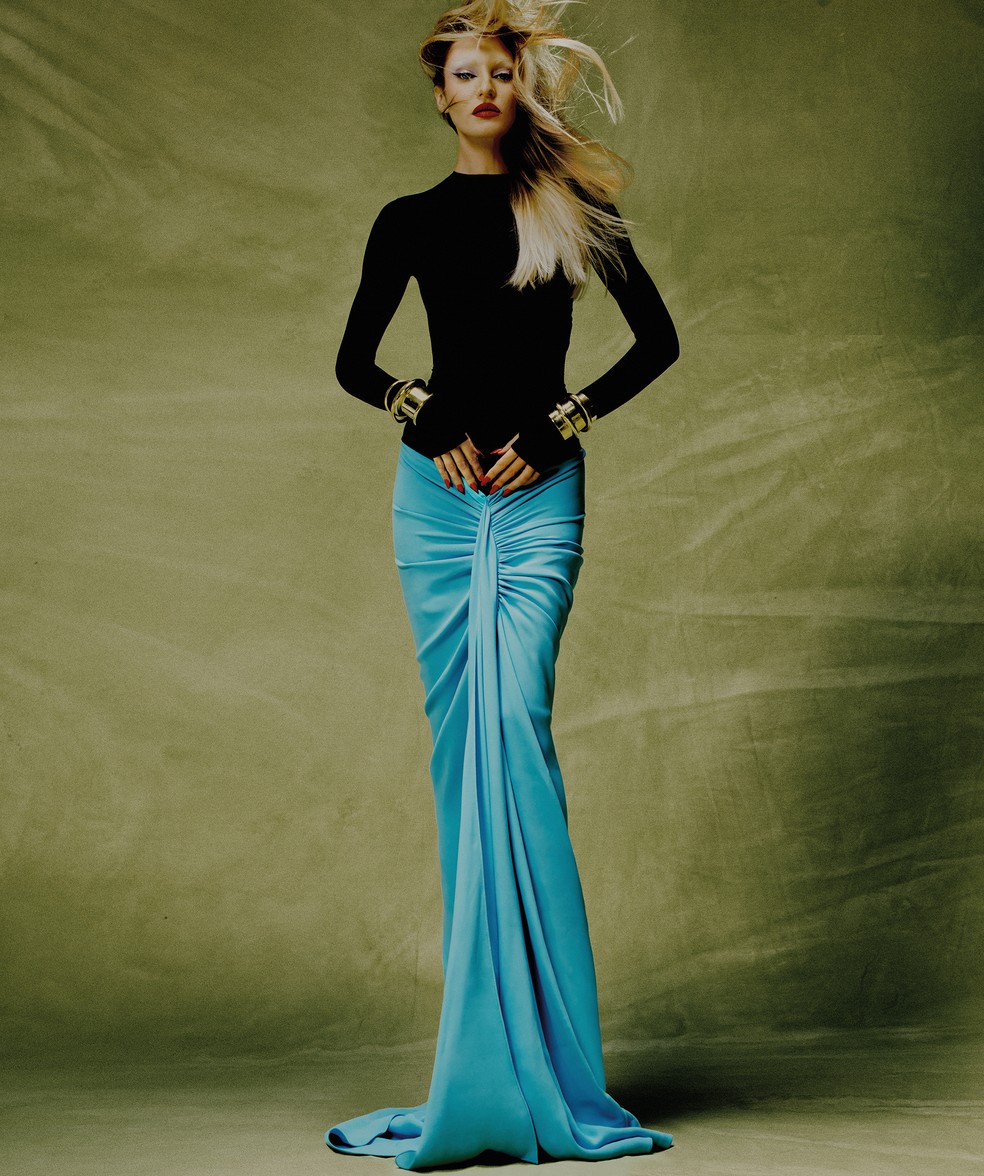 Candice Swanepoel usa Alaïa no editorial "Vale tudo" da Vogue de março de 2023 — Foto: Lufré