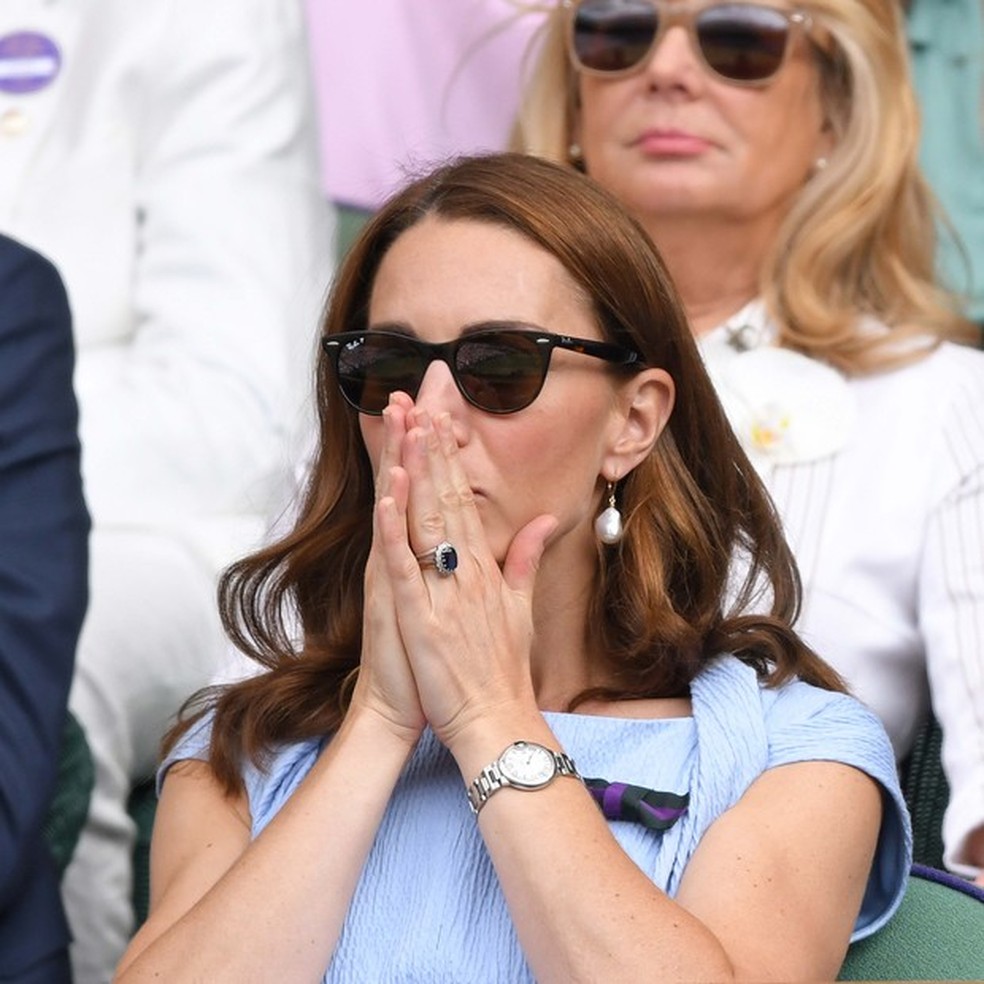 Kate Middleton torce durante final masculina de Wimbledon (Photo by Karwai Ta (Foto: Getty Images) — Foto: Vogue