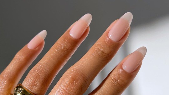 Cloud nails: conheça as unhas minimalistas da vez