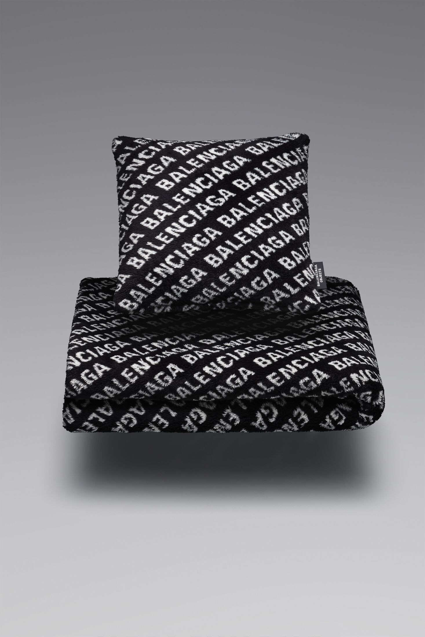 Balenciaga Objects: grife lança produtos de decoração, itens pessoais e ...