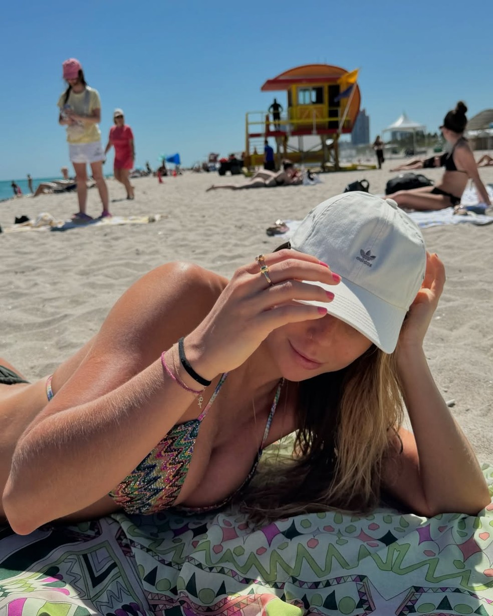 Carolina Portaluppi esbanja beleza ao renovar o bronzeado em praia de Miami — Foto: Reprodução/Instagram