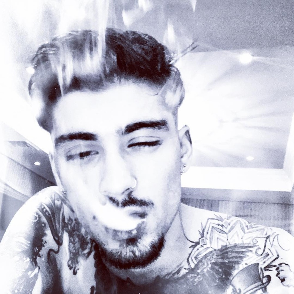 Zayn Malik Posta Selfie Fumando E é Criticado Por Fãs Celebridades Vogue 