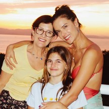 Lucilda Ambrosio, Alessandra Ambrosio e Anja Louise Ambrosio Mazur — Foto: Reprodução/Instagram