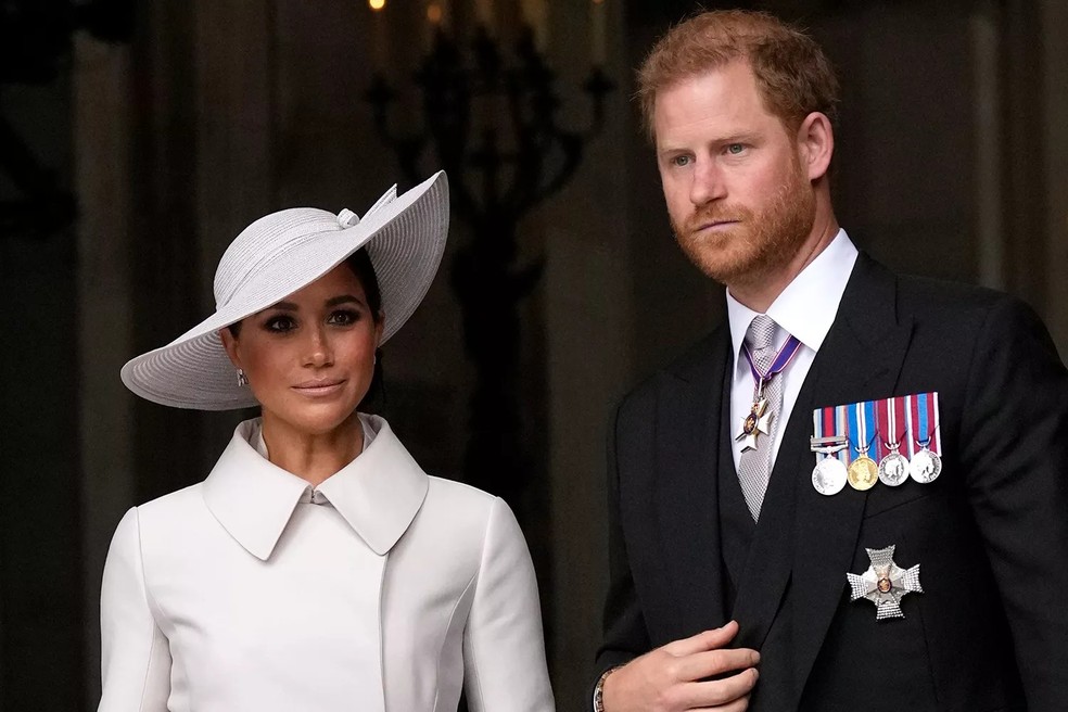 Meghan Markle e o Príncipe Harry saem da Catedral de São Paulo após uma missa de ação de graças pelo reinado da Rainha Elizabeth, em 3 de junho de 2022, parte das festividades do Jubileu de Platina da Rainha — Foto: GettyImages