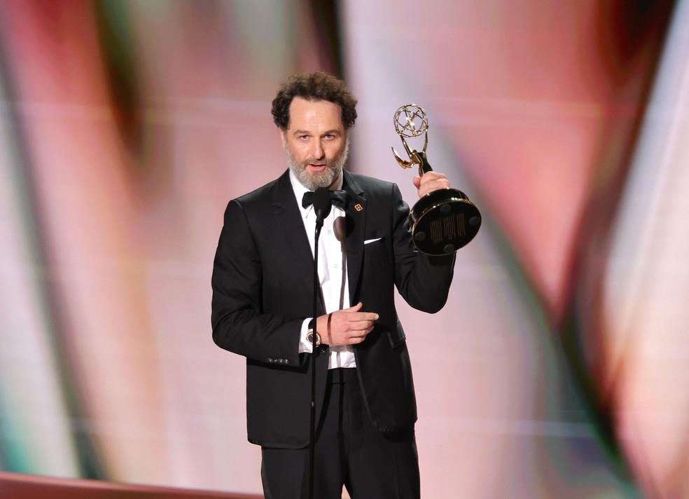 Imagem ilustrativa sobre Matthew Rhys faz história ao ganhar dois Emmys de Melhor Ator na mesma noite