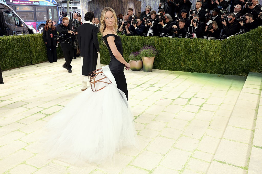 Olivia Wilde elege look preto e branco para Met Gala 2026