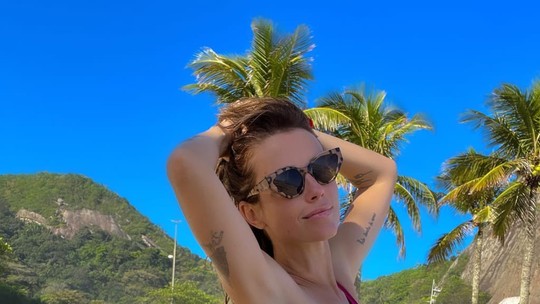 Juliana Didone esbanja beleza ao curtir dia em praia