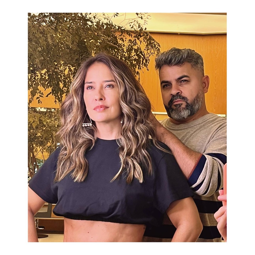 Paloma Duarte posa poderosa no salão para mostrar novo visual — Foto: reprodução/instagram