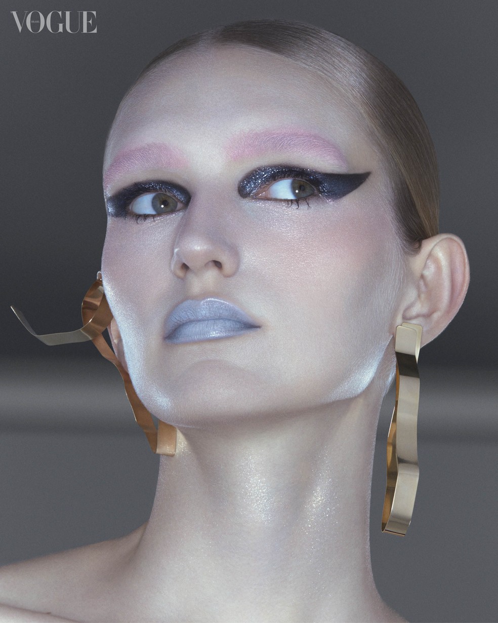 Celestial Makeup: Mia Brammer usa brincos CARLOS PENNA. — Foto: Gabriela Schmdt