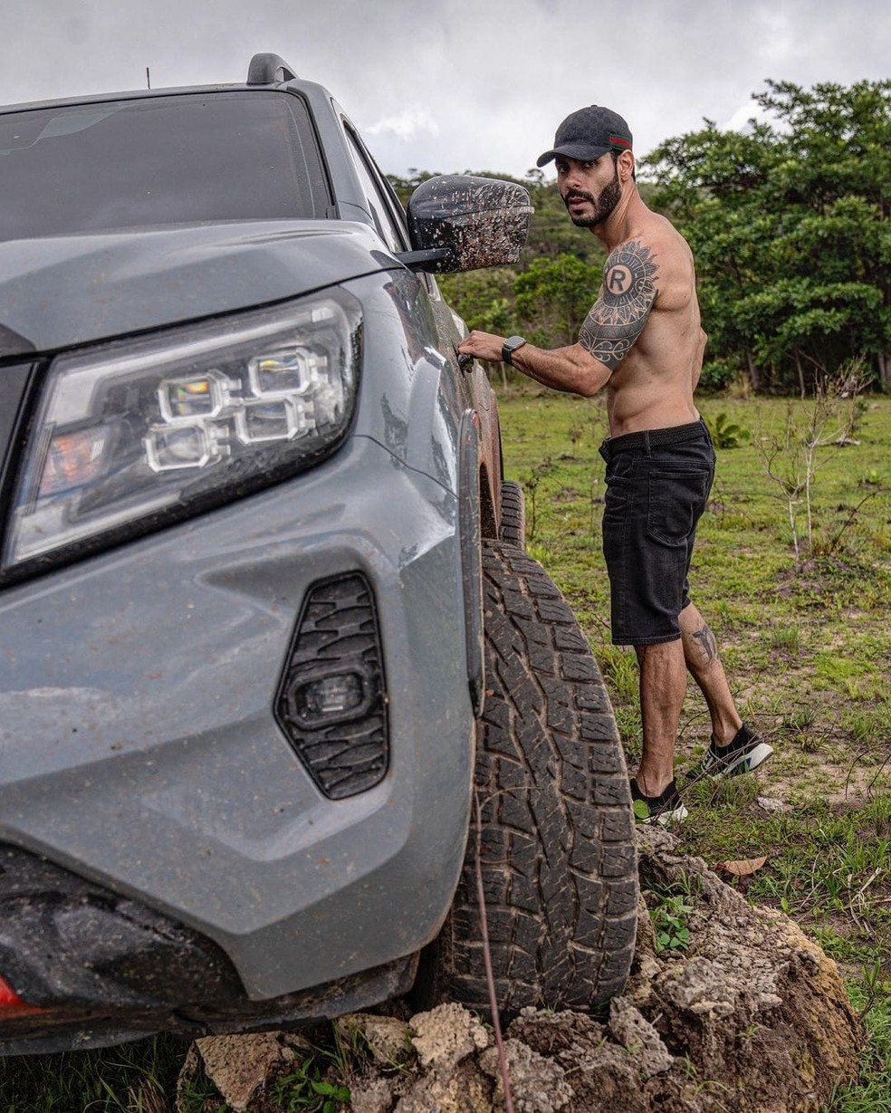 Rodolffo Matthaus curte véspera de feriado com seu carro luxuoso