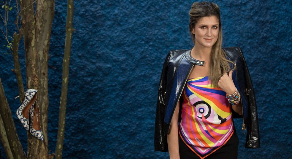 Atualize o uso do lenço de seda estampado no novo Dicas Bárbaras (Foto: Pablo Escajedo) — Foto: Vogue