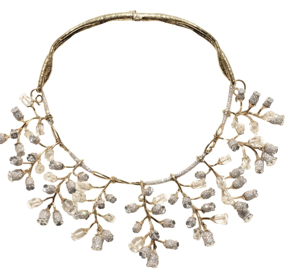 Colar Muguet, de ouro, cristal de rocha e diamantes — Foto: Divulgação